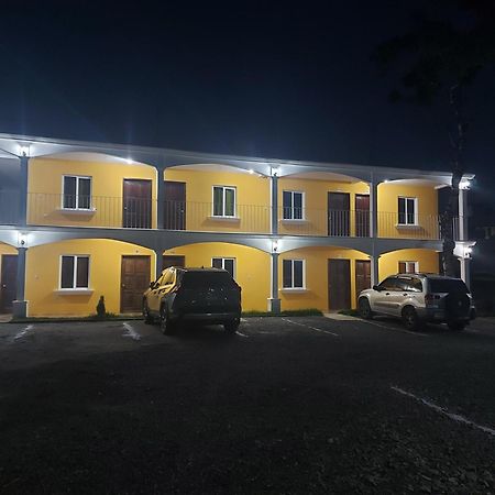 Hotel Los Reyes Coban Bagian luar foto
