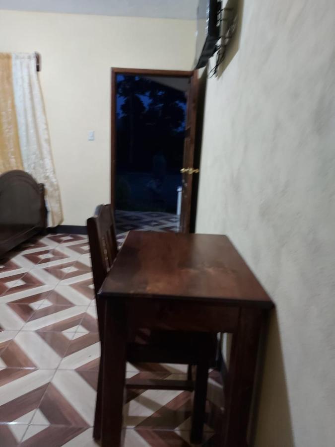 Hotel Los Reyes Coban Bagian luar foto
